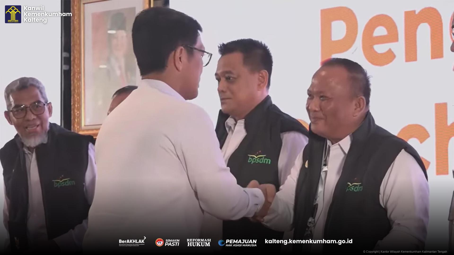 Berkomitmen Dalam Meningkatkan Kualitas SDM, Kemenkumham Kalteng Terima Penghargaan di Rakor Nasional Corporate University 2024